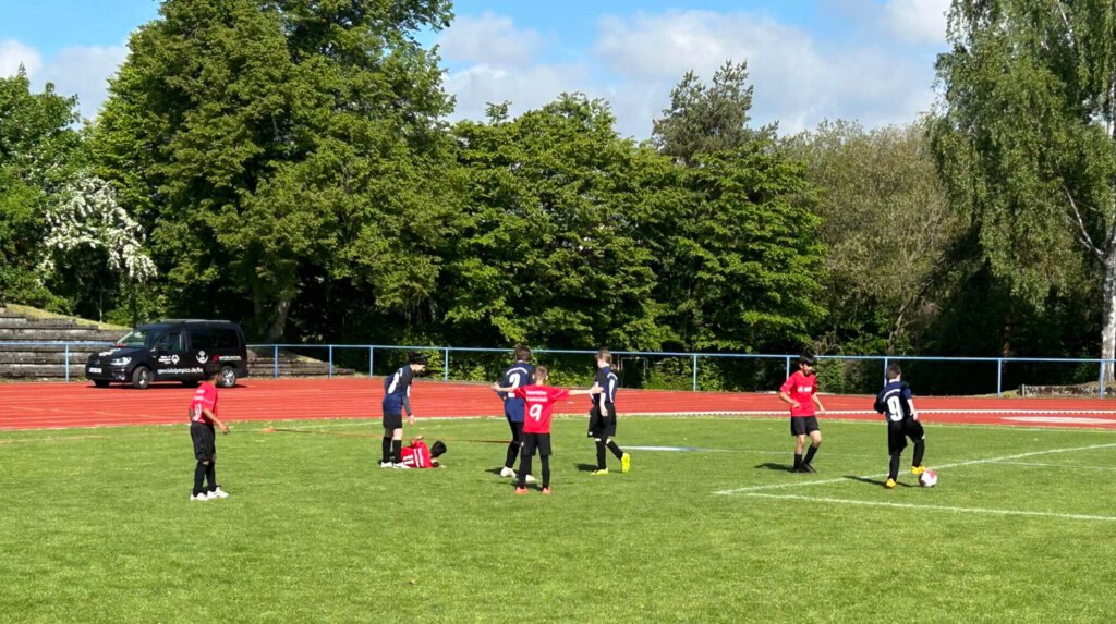 7 Fußballspieler auf einem Fußballrasen