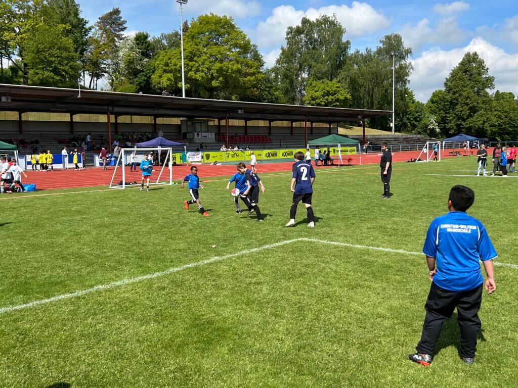 Fußballspieler in einem Stadion spielen Fußball