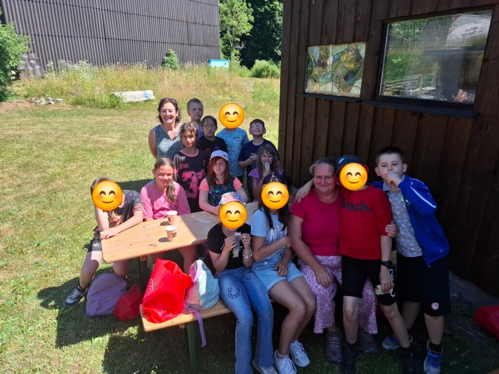Ein Gruppenbild mit 2 Lehrkräften und Schülern