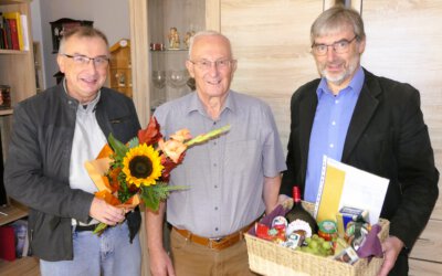 Würdigung von Helmut Färber, früherer Heimleiter und nun als Protokollführer sein Amt zur Verfügung gestellt
